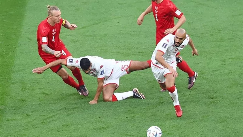 شاهد| هل منتخب تونس له ركلة جزاء أمام الدنمارك؟ خبير تحكيمى يُجيب