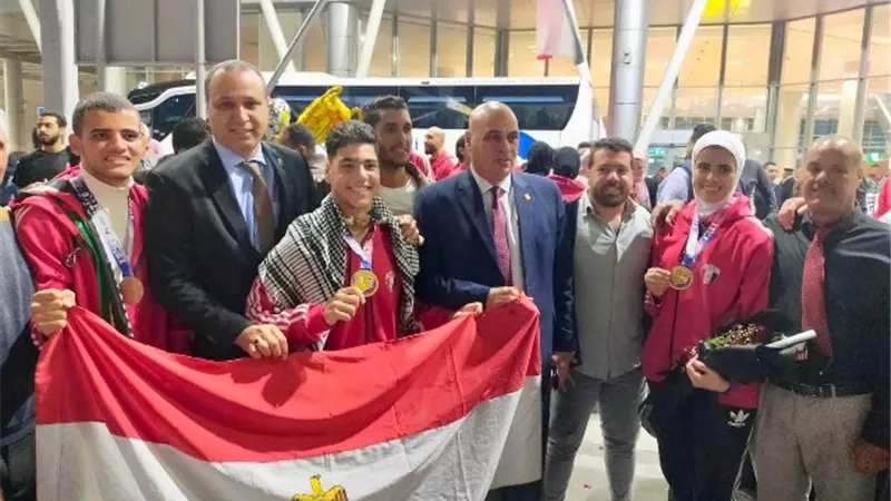 النائب محمد طلبة يستقبل أبطال العالم في الكاراتية بمطار القاهرة