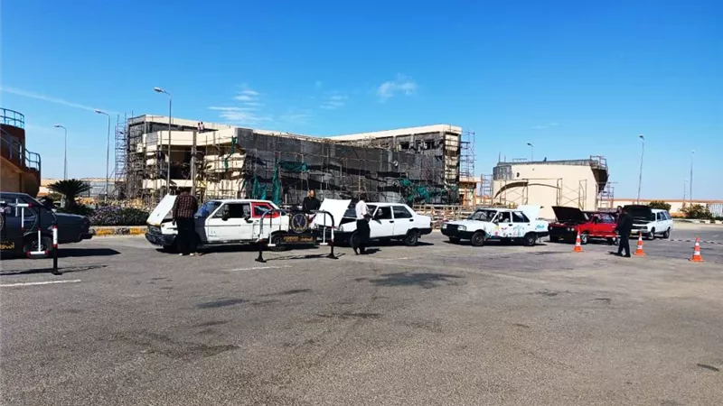 محافظ أسوان يتابع جهود تجميع السيارات القديمة بساحة التخريد