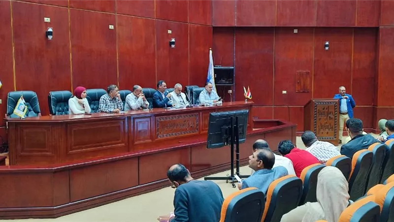 لبحث شكاواهم.. رئيس جهاز مدينة بدر يعقد اجتماعًا مع سكان المدينة