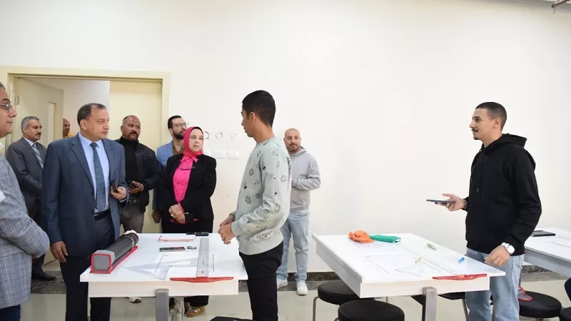 رئيس جامعة بني سويف فى جوله بالجامعة الأهلية