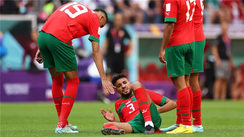 لاعب المغرب يغادر مباراة كرواتيا بسبب الإصابة.. فيديو