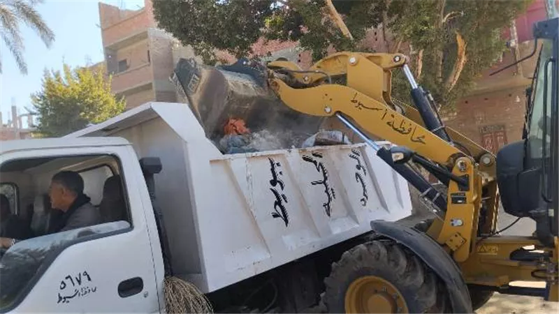 محافظ أسيوط: تنفيذ حملات مكثفة للنظافة بمراكز ديروط ورفع 180 طن