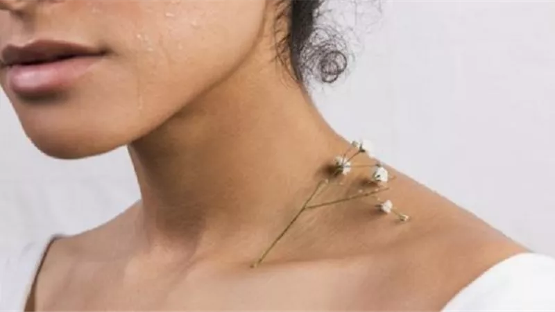 طرق طبيعية للتخلص من سواد الرقبة