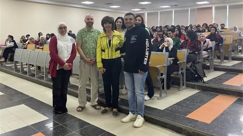 دكتور بجامعة كارديف يلقى ندوة لطلاب الفنون التطبيقية بجامعة بدر/صور