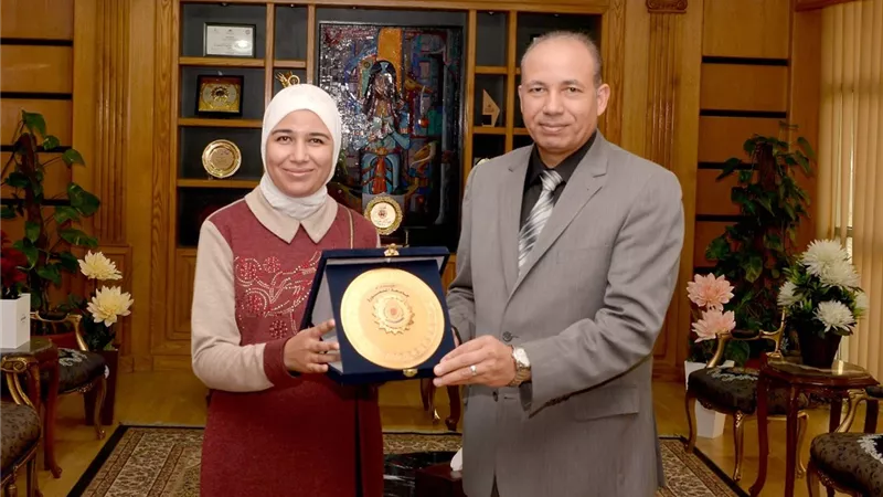 رئيس جامعة المنصورة يكرم قاهرة الظلام أول باحثة تحصل على الدكتوراة