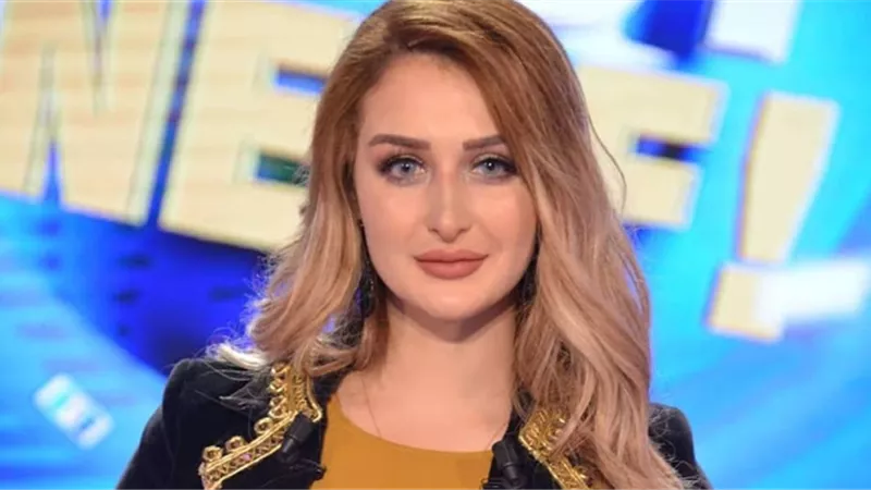 التونسية رانيا التومي مع حسين فهمي في ختام القاهرة السينمائي