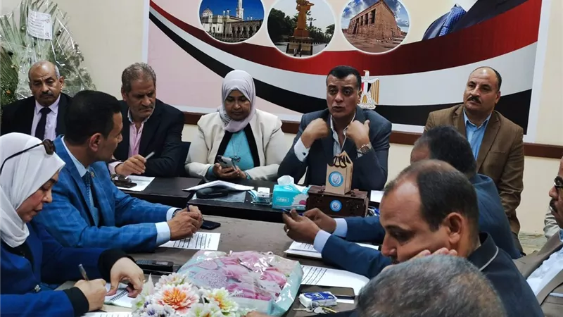 وكيل وزارة التعليم بقنا يستعرض خطة عمل مسابقة أوائل الطلبة