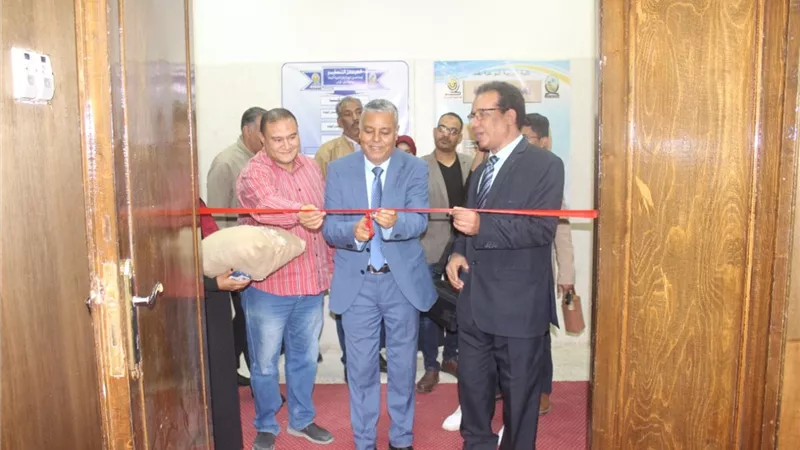 رئيس جامعة جنوب الوادى يفتتح معرض الابداعات الفنية لأسرة طلاب تربية
