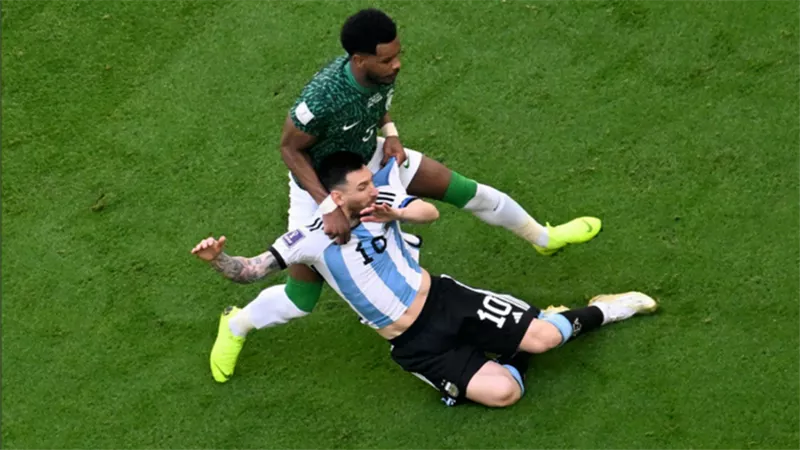 كأس العالم.. ماذا قال مدافع السعودية لميسي؟.. فيديو