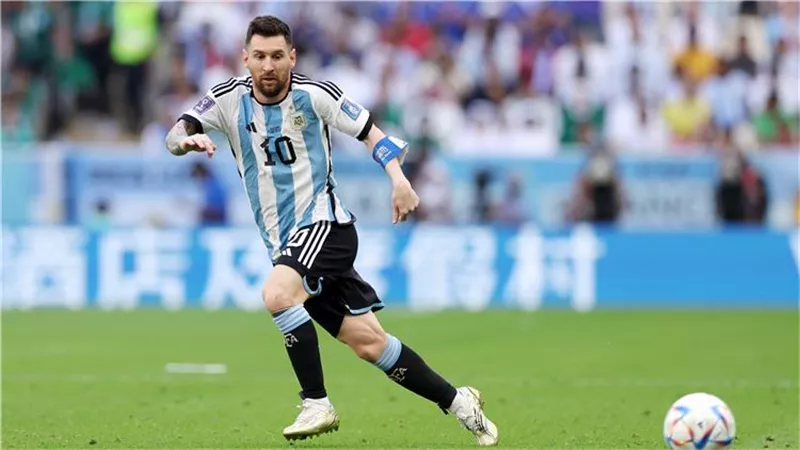 كاس العالم.. عرض قميص ميسي في مباراة الأرجنتين والسعودية للمزاد