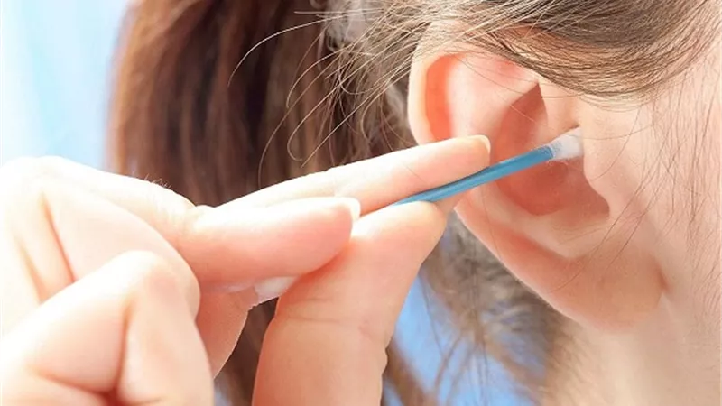 لماذا يجب عليك تجنب استخدام أعواد القطن فى تنظيف شمع الأذن ؟