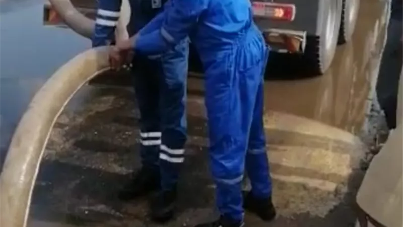 مياه البحر الأحمر تسحب تجمعات مياه الأمطار بمدينة الشلاتين
