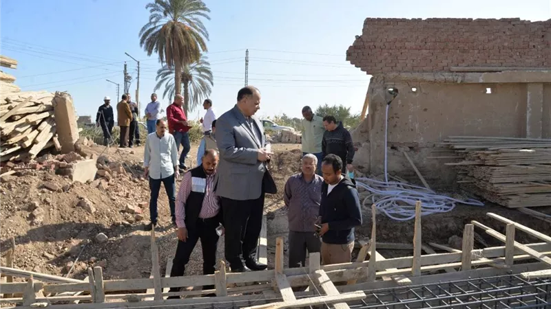 محافظ أسيوط يتفقد أعمال إنشاء مشروعات مجمع خدمات المواطنين
