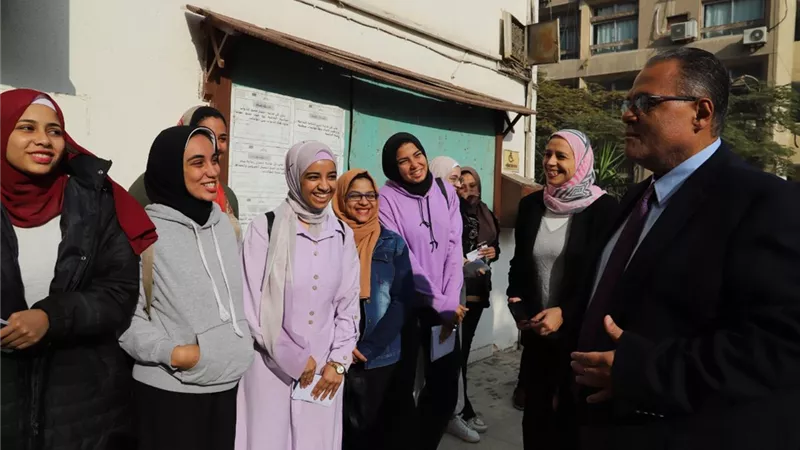 نائب رئيس جامعةعين شمس يتفقد لجنة انتخابات اتحاد طالبات كلية البنات