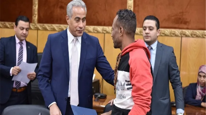 وزير القوى العاملة يُسلم تعويضات لأسر من العمالة غير المنتظمة.. صور