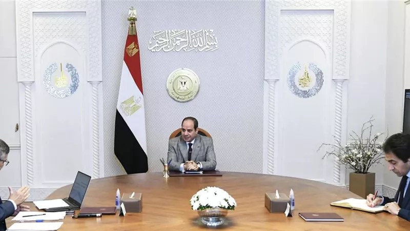 الرئيس السيسي يتابع نشاط هيئة قناة السويس