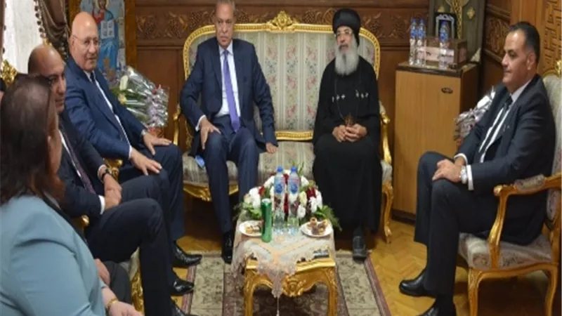 محافظ القليوبية ورئيس جامعة بنها يهنئان نيافة الأنبا مكسيموس