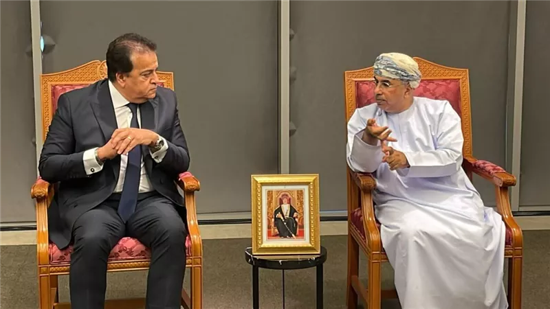 خالد عبدالغفار يبحث مع وزير الصحة العماني التعاون في القطاع الصحي
