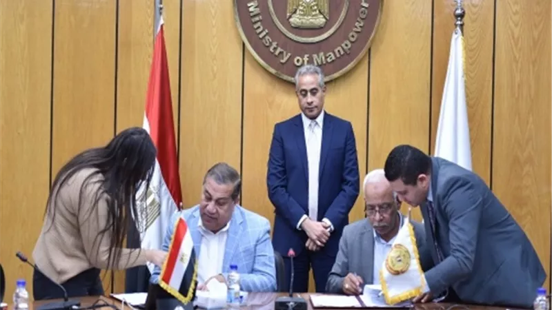 وزير القوى العاملة يشهد اتفاقية عمل جماعية تحفظ حقوق 1200 عامل
