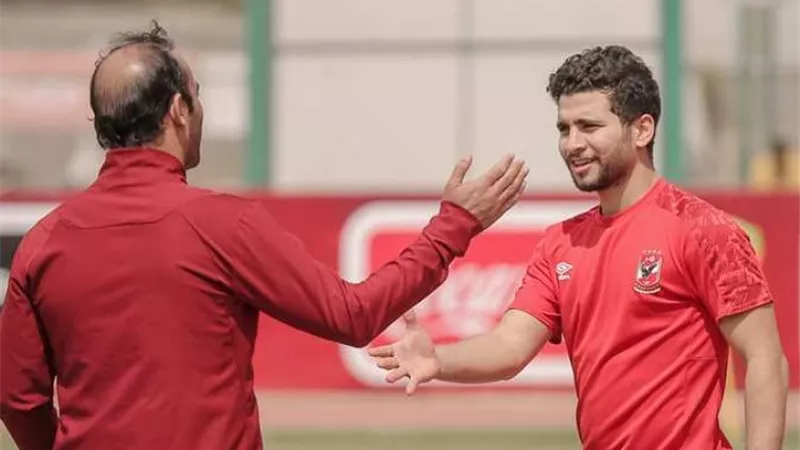 نجم وسط الأهلى يغيب عن تدريبات الأهلى .. وتلميحات بالهرب لنادى آخر