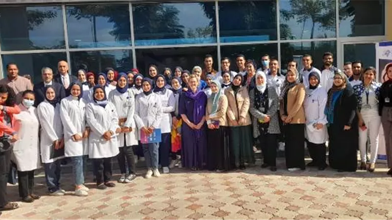 خبيرة أمريكية تعقد ندوة لطلاب كلية التمريض فى جامعة بدر.. بالصور