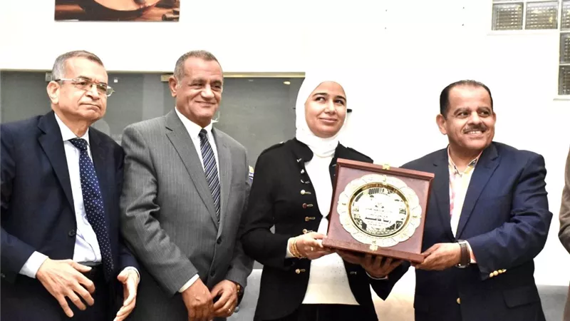 جزيرة الورد يكرم قاهرة الظلام أول باحثة تحصل على الدكتوراة في الأدب