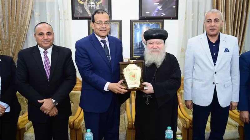 مجلس جامعة سوهاج يهنئ الأنبا باخوم لمنحه رتبة 