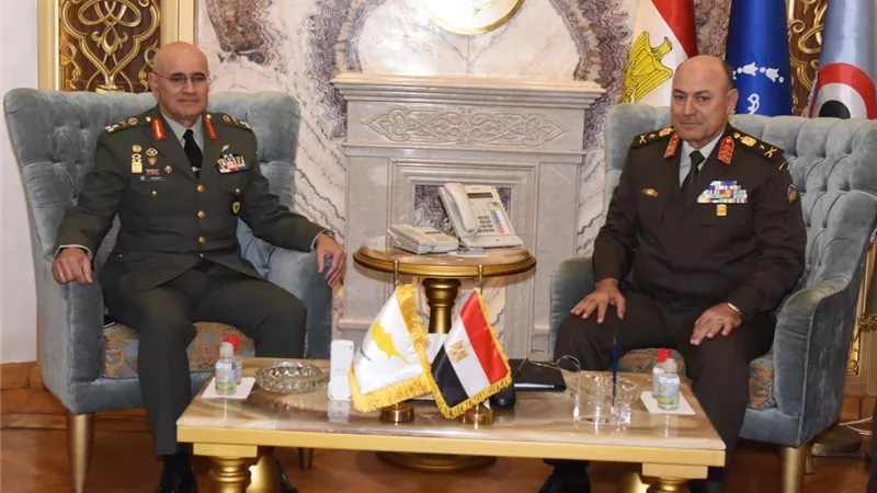 رئيس الأركان يلتقى قائد الحرس الوطنى القبرصى