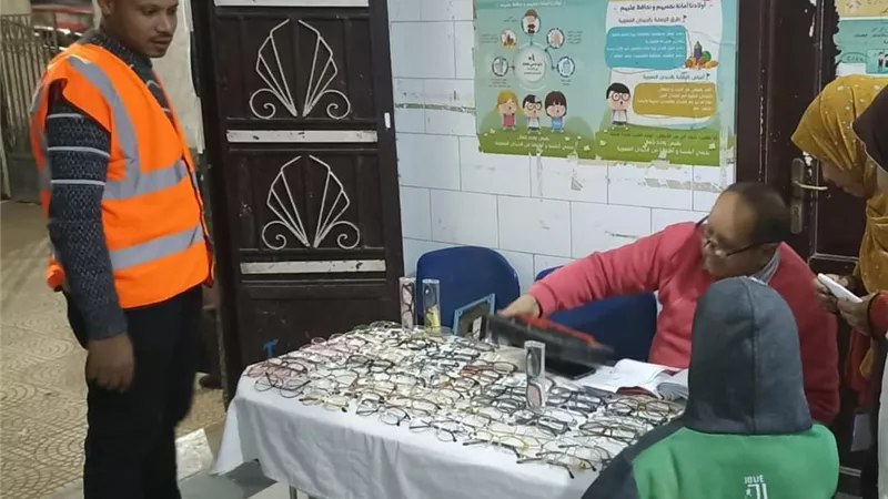 الكشف على ١٢٠ حالة في قافلة مستقبل وطن الطبية بديرمواس
