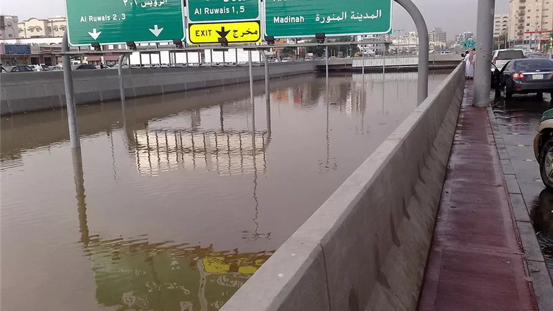 سيول غزيرة تغرق الشوارع وتجرف السيارات وتسبب وفيات في السعودية