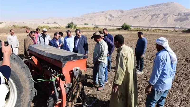 رئيس جامعة سوهاج يتفقد زراعة ٤٠ فدان تقاوي قمح عالية الإنتاج.صور