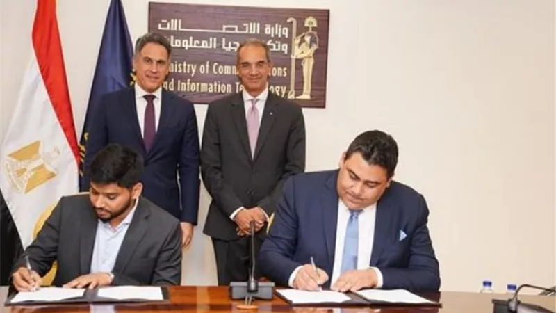 وزير الاتصالات يشهد توقيع اتفاقية تعاون مع المصرية للاتصالات