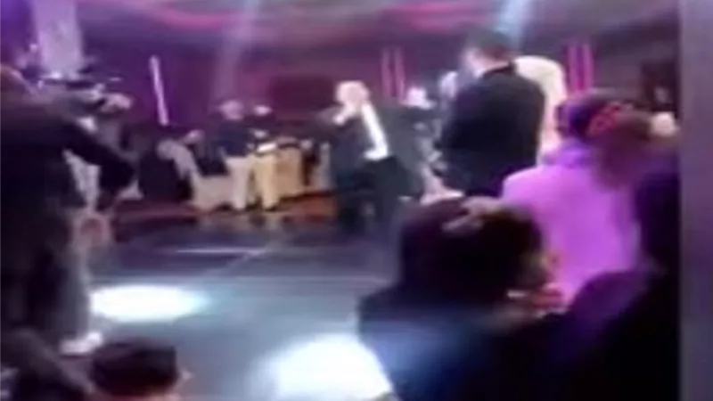 أب يكسر فرحة أبنته يوم زفافها ويطلق زوجته أمام المعازيم