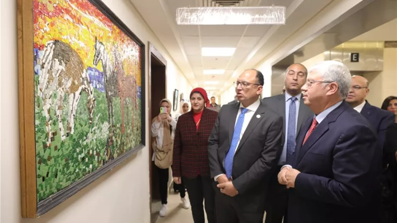 طلاب فنون جميلة حلوان يجملون مبنى التعليم العالي بالعاصمة الإدارية