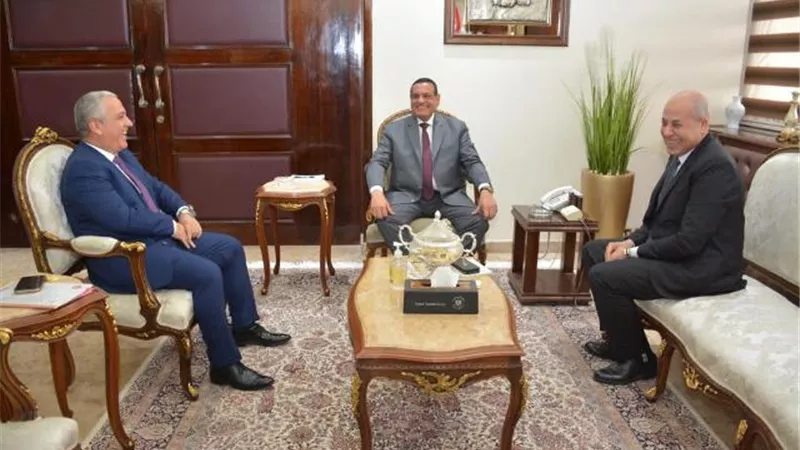 وزير التنمية المحلية يستقبل رئيس الهيئة الوطنية للصحافة