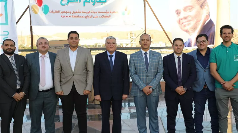 محافظ المنيا يسٌلم 100 جهاز عروسة مقدمة من مؤسسة حياة كريمة