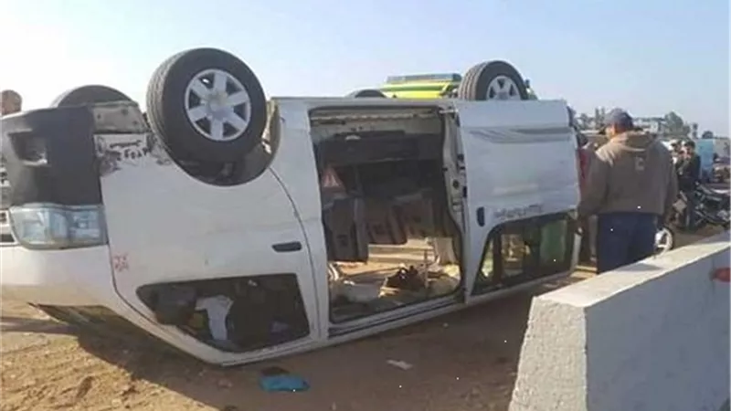 عاجل .. بالاسماء اصابة 7 اشخاص فى انقلاب ميكروباص باسوان