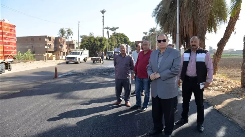 محافظ أسيوط يتفقد أعمال استكمال رصف طريق 