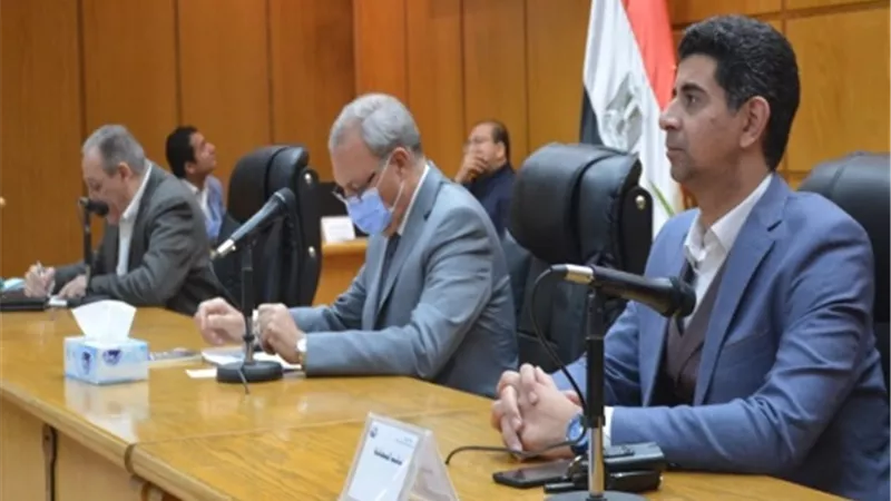 محافظ القليوبية يناقش اعمال تنفيذ مشروعات حياة كريمة بشبين القناطر