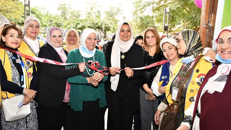 اقبال كثيف على المعرض الخيري السنوي بآداب عين شمس