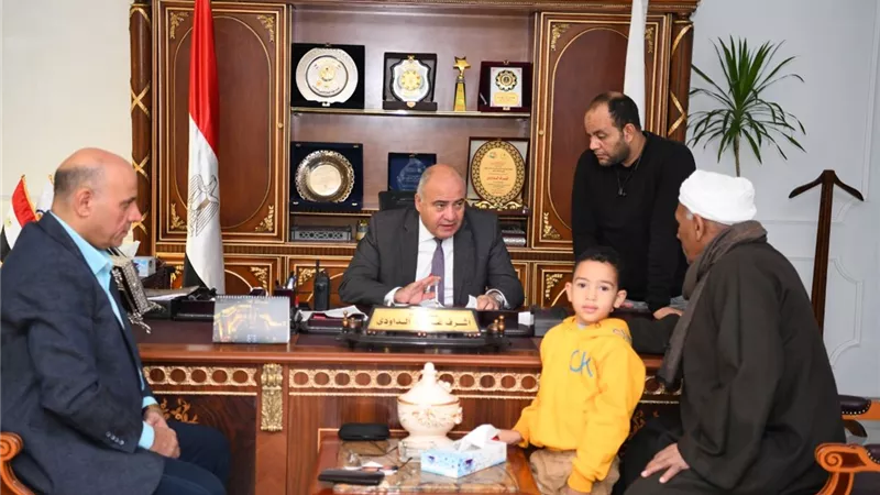 خلال استقباله للمواطنين بمكتبه .. محافظ قنا يبحث شكوى وطلب لهم