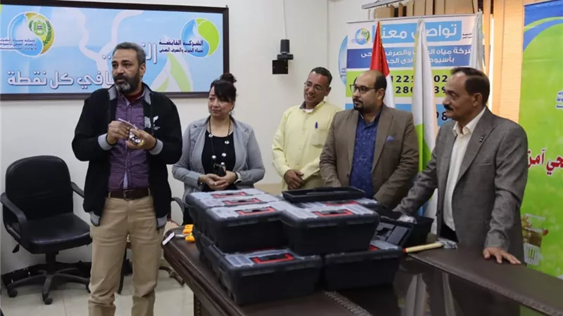 توزيع 15 شنطة عدة صيانة للمتدربين بورش سباكة وصيانة الادوات الصحية