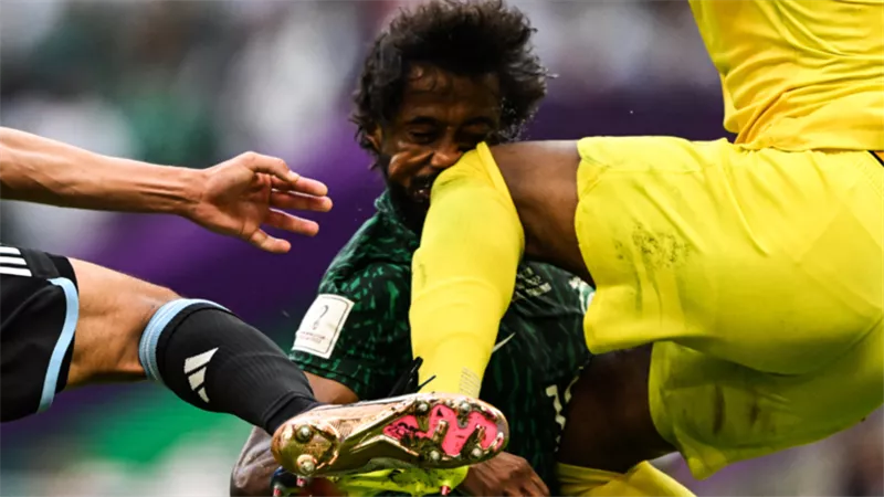 الكشف عن مدة غياب الشهراني بعد إصابته الدامية بكأس العالم