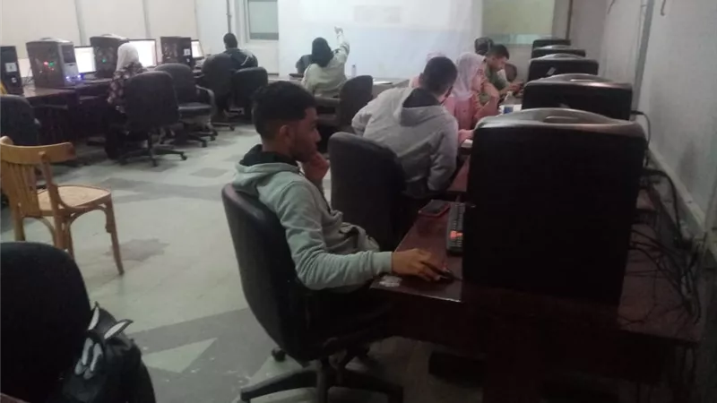 100 طالب يُشاركون في دورة الحاسب الآلي بجامعة القناة