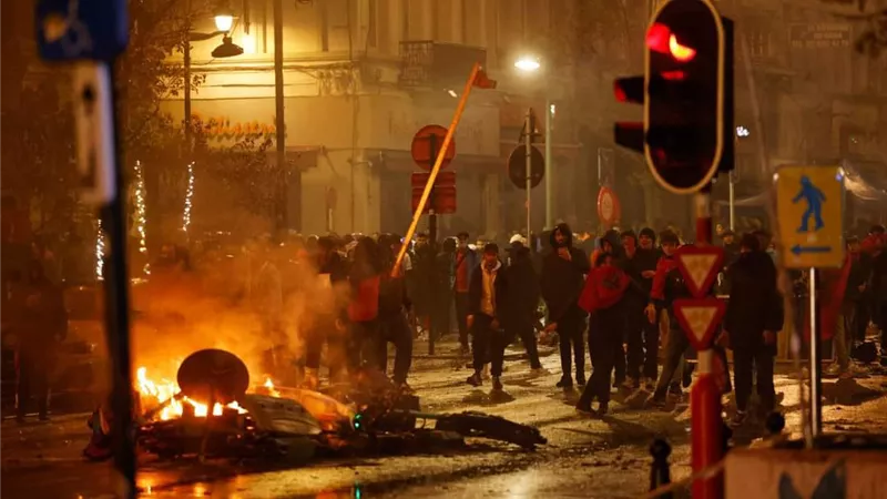 اشتباكات بين الجماهير المغربية والشرطة البلجيكية .. فيديو وصور