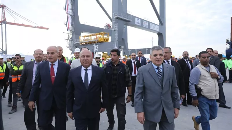 وزير النقل يتفقد أعمال التجهيز للتشغيل التجريبي لمحطة تحيا مصر