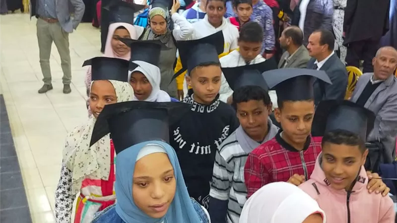 وكيل وزارة التعليم بقنا يكرم الدفعه الأولى خريجي مدارس من أجل مصر