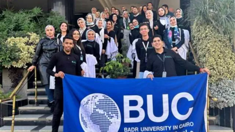 كلية صيدلة جامعة بدر تنظم تدريب لطلابها فى أكبر مصانع الأدوية.. صور