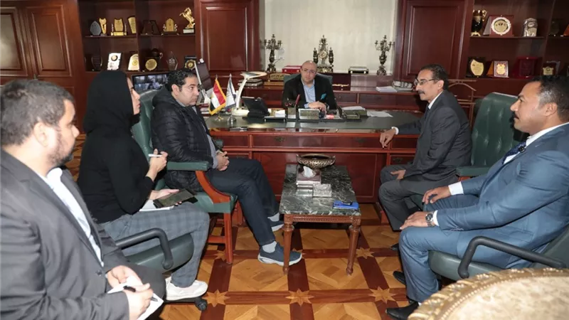 محافظ بني سويف يبحث إقامة مشروع في مجالات إنتاج وزراعة